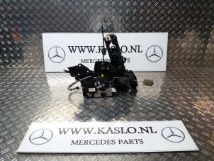 Gebrauchte Türschlossmechanik 4-türig rechts vorne Mercedes C (W204) 2.2 C-220 CDI 16V Preis € 50,00 Margenregelung angeboten von kaslo auto parts