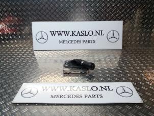 Używane Pokrywa dzwigni zmiany biegów Mercedes C (W204) 2.2 C-220 CDI 16V Cena na żądanie oferowane przez kaslo auto parts