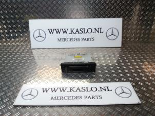 Używane Radioodtwarzacz CD Mercedes C (W203) 2.7 C-270 CDI 20V Cena € 40,00 Procedura marży oferowane przez kaslo auto parts