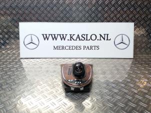 Używane Dzwignia zmiany biegów Mercedes CLS (C219) 320 CDI 24V Cena na żądanie oferowane przez kaslo auto parts