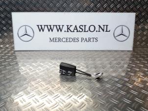 Usados Lengüeta de cinturón de seguridad izquierda detrás Mercedes CLS (C219) 320 CDI 24V Precio de solicitud ofrecido por kaslo auto parts