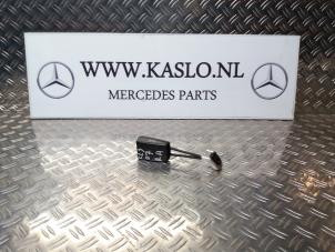 Usados Lengüeta de cinturón de seguridad derecha detrás Mercedes CLS (C219) 320 CDI 24V Precio de solicitud ofrecido por kaslo auto parts