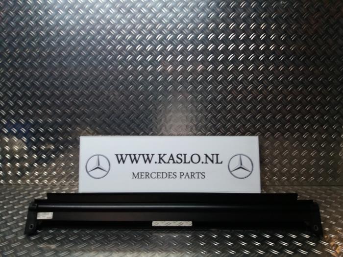 Abdeckplatte Cabriodach van een Mercedes-Benz SLK (R170) 2.3 230 K 16V 2000
