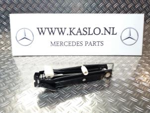 Usagé Cric Mercedes SLK (R170) 2.3 230 K 16V Prix sur demande proposé par kaslo auto parts