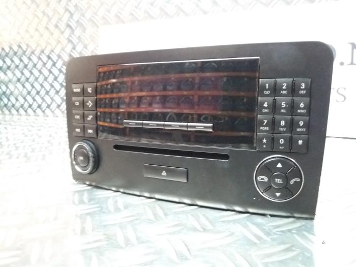 Radio CD player from a Mercedes-Benz ML II (164/4JG) 3.0 ML-280 CDI 4-Matic V6 24V 2007