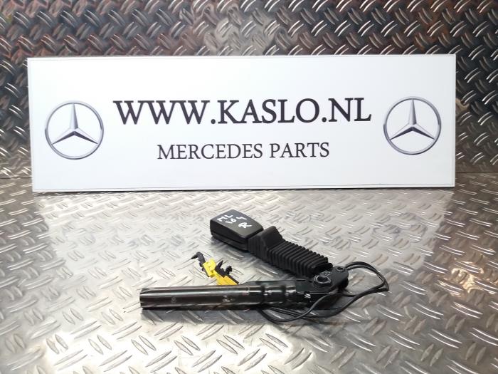 Insertion ceinture de sécurité avant droite d'un Mercedes-Benz ML II (164/4JG) 3.5 350 4-Matic V6 24V 2006