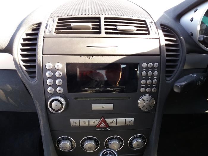 Radio control panel from a Mercedes-Benz SLK (R171) 1.8 200 K 16V 2006