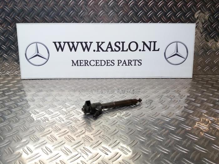 Injector (diesel) from a Mercedes-Benz C (W203) 2.2 C-200 CDI 16V 2006