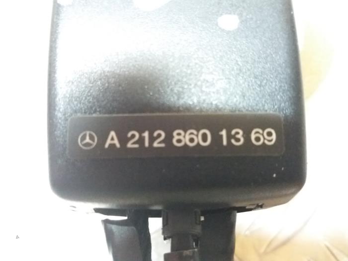 Front seatbelt buckle, right from a Mercedes-Benz E (W212) E-220 CDI 16V BlueEfficiency 2010