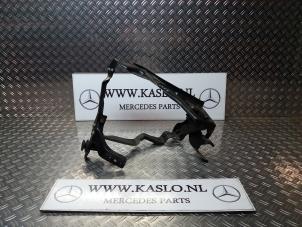 Usagé Cadre phare droit Mercedes C (W204) 1.8 C-200K 16V Prix sur demande proposé par kaslo auto parts
