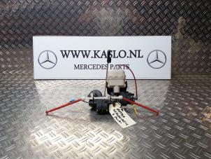 Usagé Mécanique de verrouillage hayon Mercedes S (W220) Prix sur demande proposé par kaslo auto parts