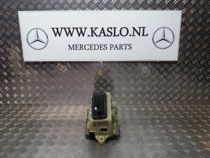 Usagé Levier de sélection automatique Mercedes E (C207) E-350 CDI V6 24V Prix € 50,00 Règlement à la marge proposé par kaslo auto parts