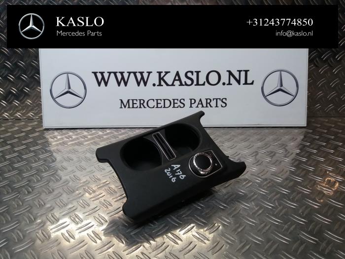 Begagnade Mugghållare Mercedes A (W176) 1.5 A-180 CDI, A-180d 16V Pris på förfrågan erbjuds av kaslo auto parts