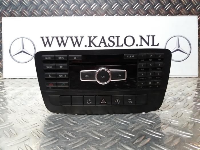 Panneau commande radio d'un Mercedes-Benz A (W176) 1.5 A-180 CDI, A-180d 16V 2015