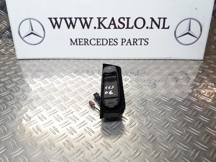 Phone holder from a Mercedes-Benz CLS (C219) 350 3.5 V6 18V 2005
