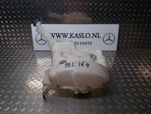 Usagé Réservoir lave-glace avant Mercedes ML II (164/4JG) 3.0 ML-280 CDI 4-Matic V6 24V Prix sur demande proposé par kaslo auto parts