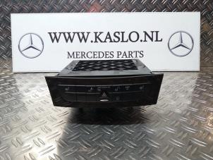 Używane Zmieniarka CD Mercedes CLS (C219) 500 5.0 V8 24V Cena € 50,00 Procedura marży oferowane przez kaslo auto parts