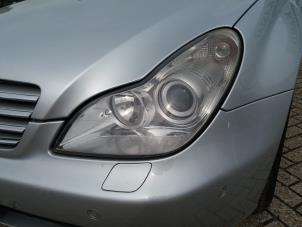 Used Headlight, left Mercedes CLS (C219) 320 CDI 24V Price on request offered by kaslo auto parts