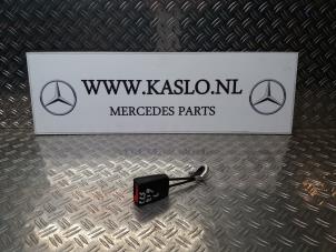 Usados Lengüeta de cinturón de seguridad izquierda detrás Mercedes CLS (C219) 350 3.5 V6 18V Precio de solicitud ofrecido por kaslo auto parts