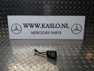 Usados Lengüeta de cinturón de seguridad derecha detrás Mercedes CLS (C219) 350 3.5 V6 18V Precio de solicitud ofrecido por kaslo auto parts