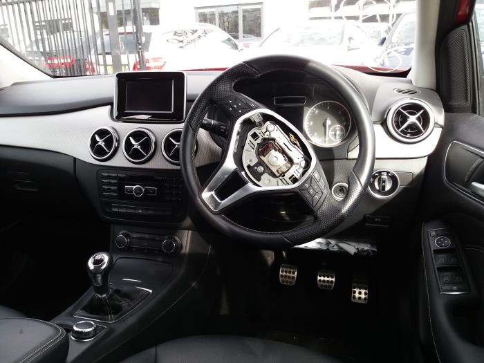 Panel de control de radio de un Mercedes-Benz B (W246,242) 1.8 B-180 CDI BlueEFFICIENCY 16V 2013