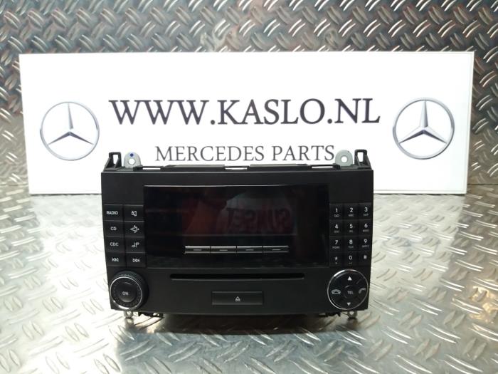 Panel de control de radio de un Mercedes-Benz B (W245,242) 2.0 B-180 CDI 16V 2007