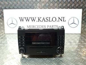 Usados Panel de control de radio Mercedes B (W245,242) 2.0 B-180 CDI 16V Precio € 75,00 Norma de margen ofrecido por kaslo auto parts