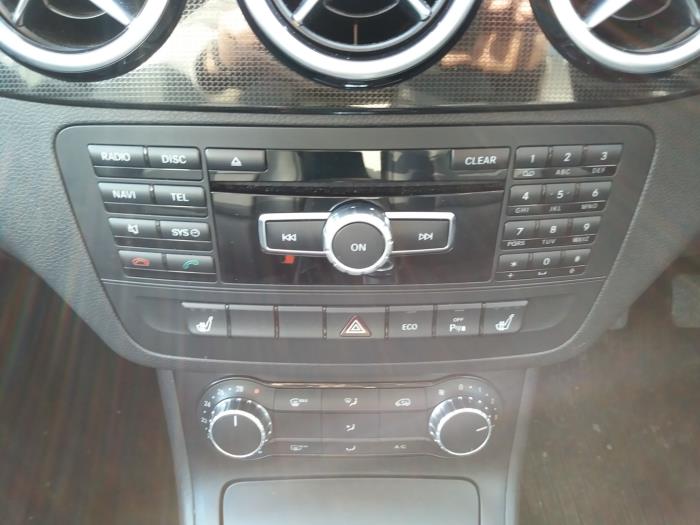 Panel de control de radio de un Mercedes-Benz B (W246,242) 1.8 B-200 CDI BlueEFFICIENCY 16V 2014