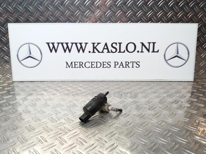 Bomba de limpiaparabrisas delante de un Mercedes-Benz C Estate (S204) 2.2 C-250 CDI 16V BlueEfficiency 2012
