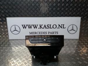 Używane Zmieniarka CD Mercedes CLS (C219) 350 3.5 V6 18V Cena € 50,00 Procedura marży oferowane przez kaslo auto parts