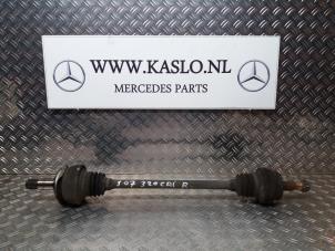 Usagé Arbre de transmission arrière droit Mercedes S (W221) 3.0 S-320 CDI 24V Prix sur demande proposé par kaslo auto parts