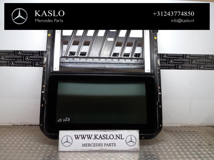 Używane Szyba szyberdachu Mercedes E Combi (S211) Cena € 100,00 Procedura marży oferowane przez kaslo auto parts