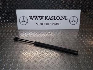 Used Set of gas struts for boot Mercedes E (W212) E-220 CDI 16V BlueEfficiency,BlueTEC Price on request offered by kaslo auto parts