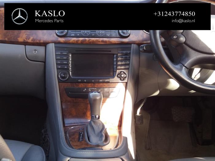 Begagnade Innerdisplay Mercedes CLS (C219) 350 3.5 V6 18V Pris på förfrågan erbjuds av kaslo auto parts