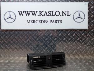 Usagé Grille aération tableau de bord Mercedes C (W204) 2.2 C-200 CDI 16V BlueEFFICIENCY Prix € 50,00 Règlement à la marge proposé par kaslo auto parts