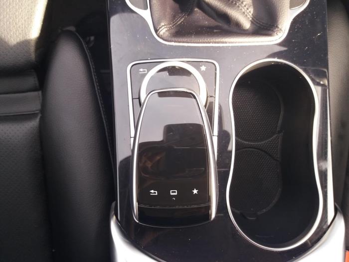 Botón I-Drive de un Mercedes-Benz C (W205) C-220 2.2 CDI BlueTEC, C-220 d 16V 2015