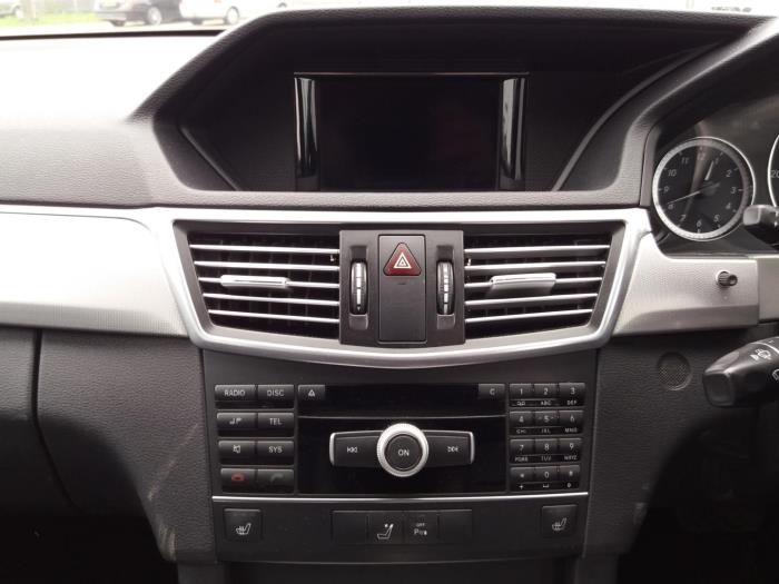Navigation control panel from a Mercedes-Benz E (W212) E-220 CDI 16V BlueEfficiency 2010