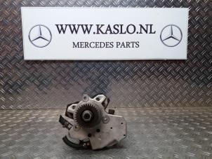 Usagé Pompe diesel Mercedes ML II (164/4JG) 3.0 ML-320 CDI V6 24V Prix € 175,00 Règlement à la marge proposé par kaslo auto parts
