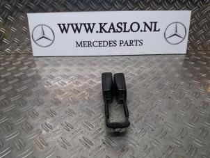 Usados Lengüeta de cinturón de seguridad centro detrás Mercedes E (W211) 2.2 E-220 CDI 16V Precio de solicitud ofrecido por kaslo auto parts