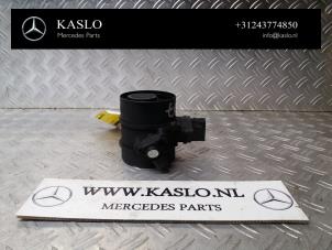 Luftmassenmesser van een Mercedes-Benz E (W211) 2.2 E-220 CDI 16V 2007