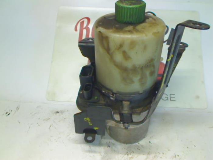Power steering pump from a Volkswagen Polo IV (9N1/2/3) 1.4 TDI 70 2006