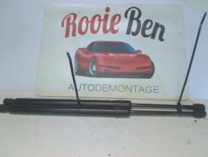 Usagé Kit amortisseur couvercle coffre Volkswagen Touran (1T3) 1.6 TDI 16V Prix sur demande proposé par Rooie Ben autodemontage