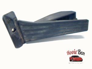 Used Accelerator pedal BMW 1 serie (E87/87N) 118i 16V Price on request offered by Rooie Ben autodemontage