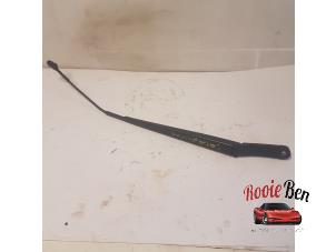 Used Front wiper arm Volkswagen Touran (5T1) 2.0 TDI 150 Price on request offered by Rooie Ben autodemontage
