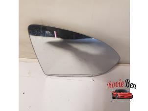 Used Mirror glass, right Volkswagen Touran (5T1) 2.0 TDI 150 Price on request offered by Rooie Ben autodemontage