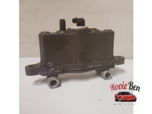 Used Bonnet Hinge Mercedes E (W212) E-200 CDI 16V BlueEfficiency,BlueTEC Price on request offered by Rooie Ben autodemontage