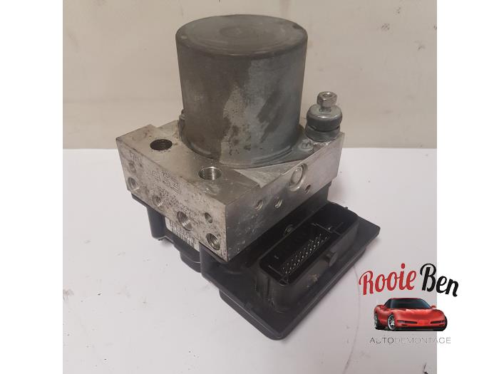Usagé Bloc ABS Audi A4 (B7) 2.0 TDI Prix € 100,00 Règlement à la marge proposé par Rooie Ben autodemontage