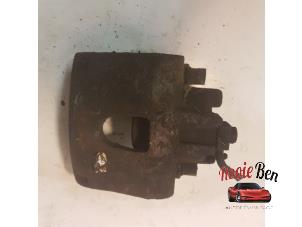 Used Front brake calliper, left Chrysler Voyager/Grand Voyager (RG) 2.4 16V Price € 50,00 Margin scheme offered by Rooie Ben autodemontage