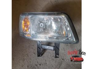 Używane Reflektor prawy Volkswagen Transporter T5 1.9 TDi Cena € 25,00 Procedura marży oferowane przez Rooie Ben autodemontage