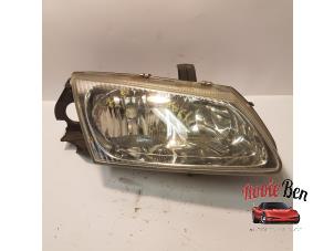 Used Headlight, right Nissan Almera (N16) 1.5 16V Price € 20,00 Margin scheme offered by Rooie Ben autodemontage